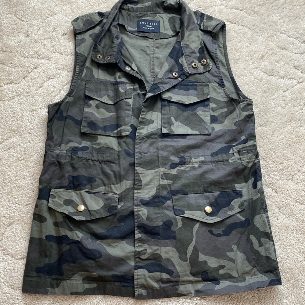 Love Tree camo long vest, size M